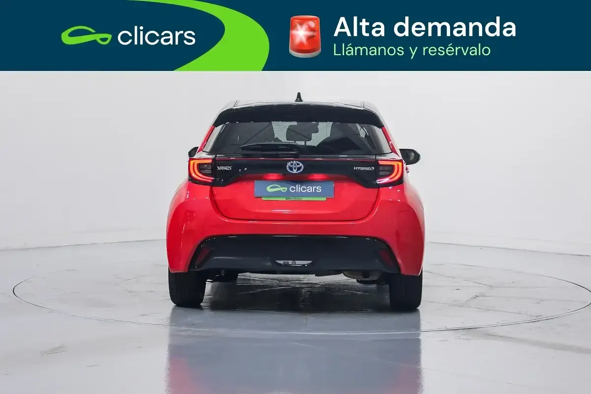 Usado Toyota Yaris Plus 75 CV (55 kW) 2021 Rojo Utilitario