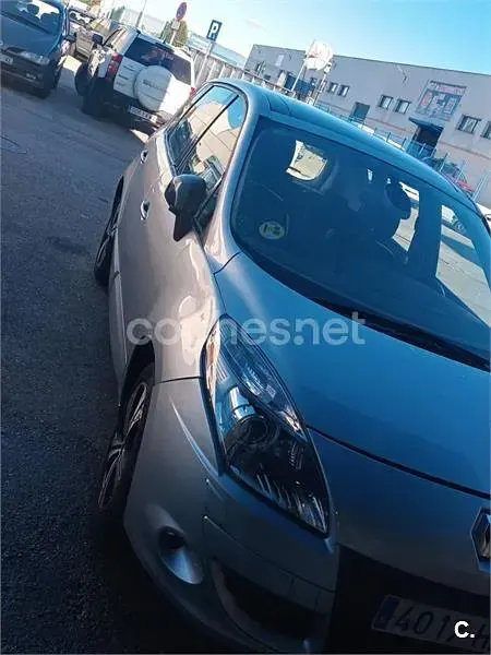 Usado Renault Scénic III 130 CV (95 kW) 2011 Gris / plata Monovolumen