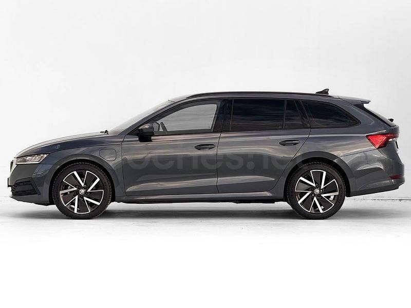 Usado Skoda Octavia Style 204 CV (150 kW) 2021 Gris / plata Familiar