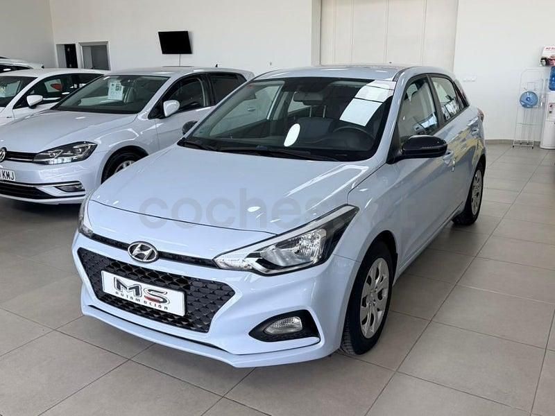Usado Hyundai i20 75 CV (55 kW) 2019 Gris / plata Utilitario