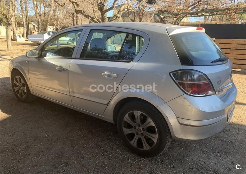Usado Opel Astra Cosmo 100 HP (73 kW) 2007 Cinzento Sedan