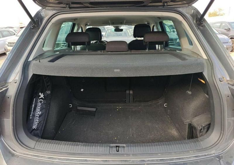 Usado VW Tiguan Edition 131 CV (96 kW) 2020 Gris SUV