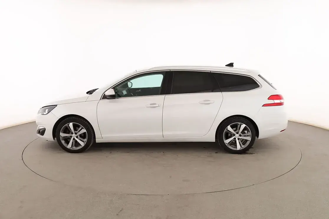 Usado Peugeot 308 Allure 120 CV (88 kW) 2016 Blanco Familiar