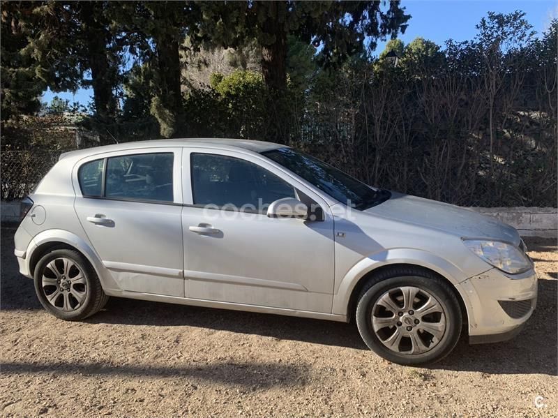 Usado Opel Astra Cosmo 100 HP (73 kW) 2007 Cinzento Sedan