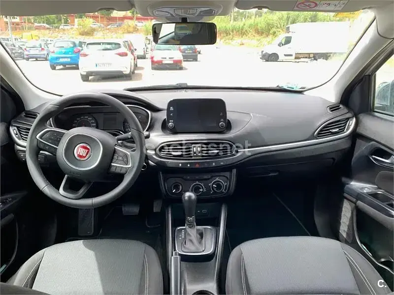 Usado Fiat Tipo Mirror 120 CV (88 kW) 2019 Gris / plata Familiar