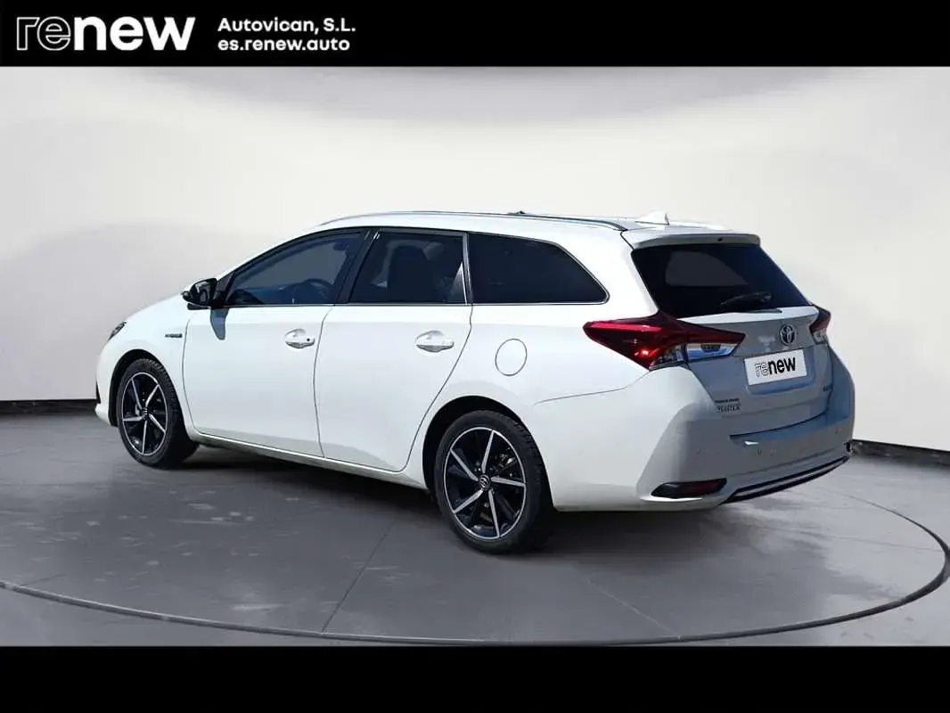 Usado Toyota Auris Touring Sports Business Edition 136 CV (100 kW) 2018 Blanco Familiar