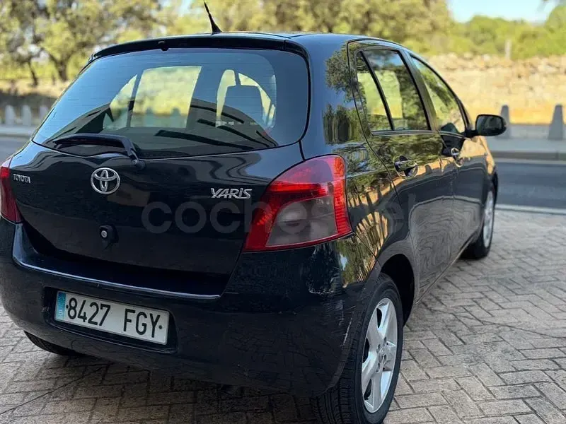 Usado Toyota Yaris Luna 87 CV (63 kW) 2007 Negro Utilitario
