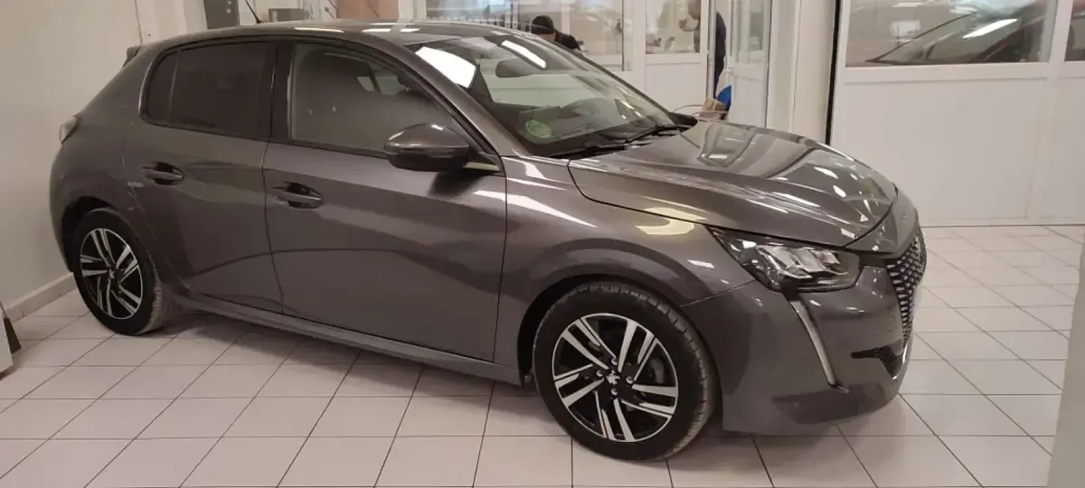 Usado Peugeot 208 Allure 102 CV (75 kW) 2020 Gris Utilitario