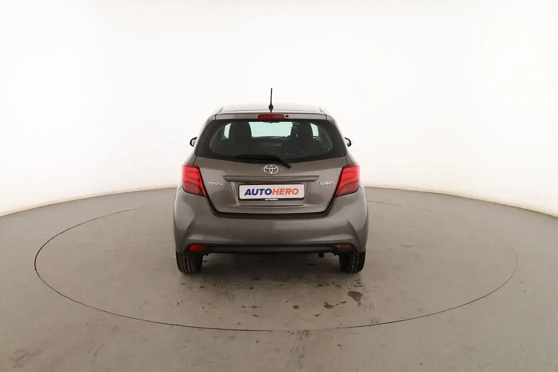 Usado Toyota Yaris Active 100 CV (73 kW) 2016 Gris Berlina