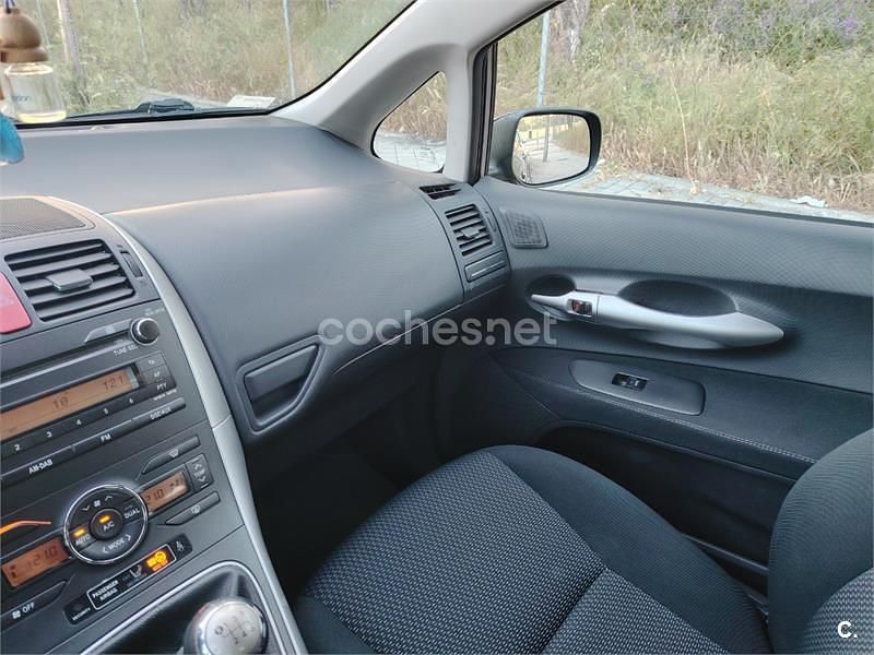 Usado Toyota Auris Active 90 CV (66 kW) 2011 Gris / plata Utilitario