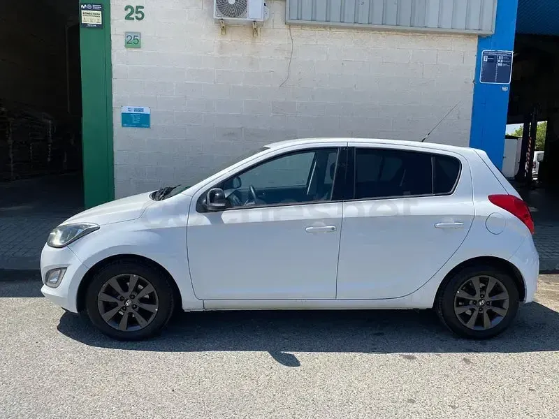 Usado Hyundai i20 85 CV (62 kW) 2014 Blanco Utilitario