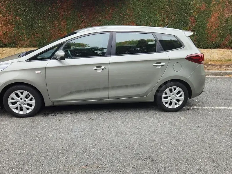 Usado Kia Carens 115 CV (84 kW) 2017 Verde Monovolumen