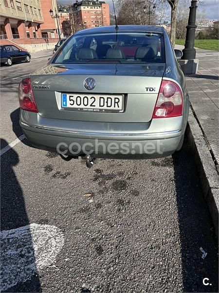 Usado VW Passat Highline 130 CV (95 kW) 2004 Gris / plata Berlina