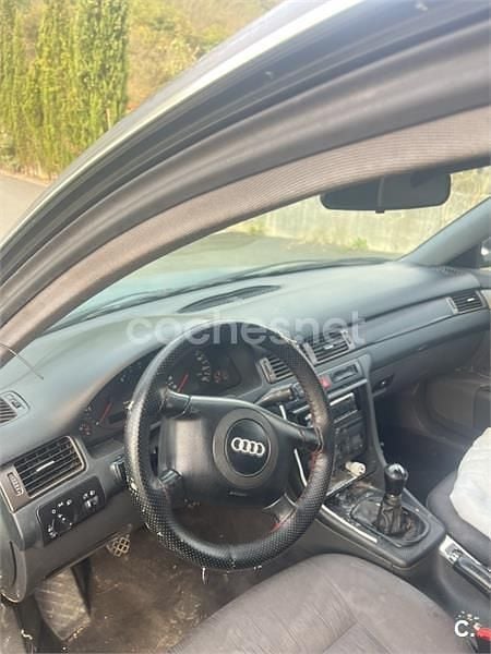 Usado Audi A6 150 CV (110 kW) 2000 Gris / plata Berlina
