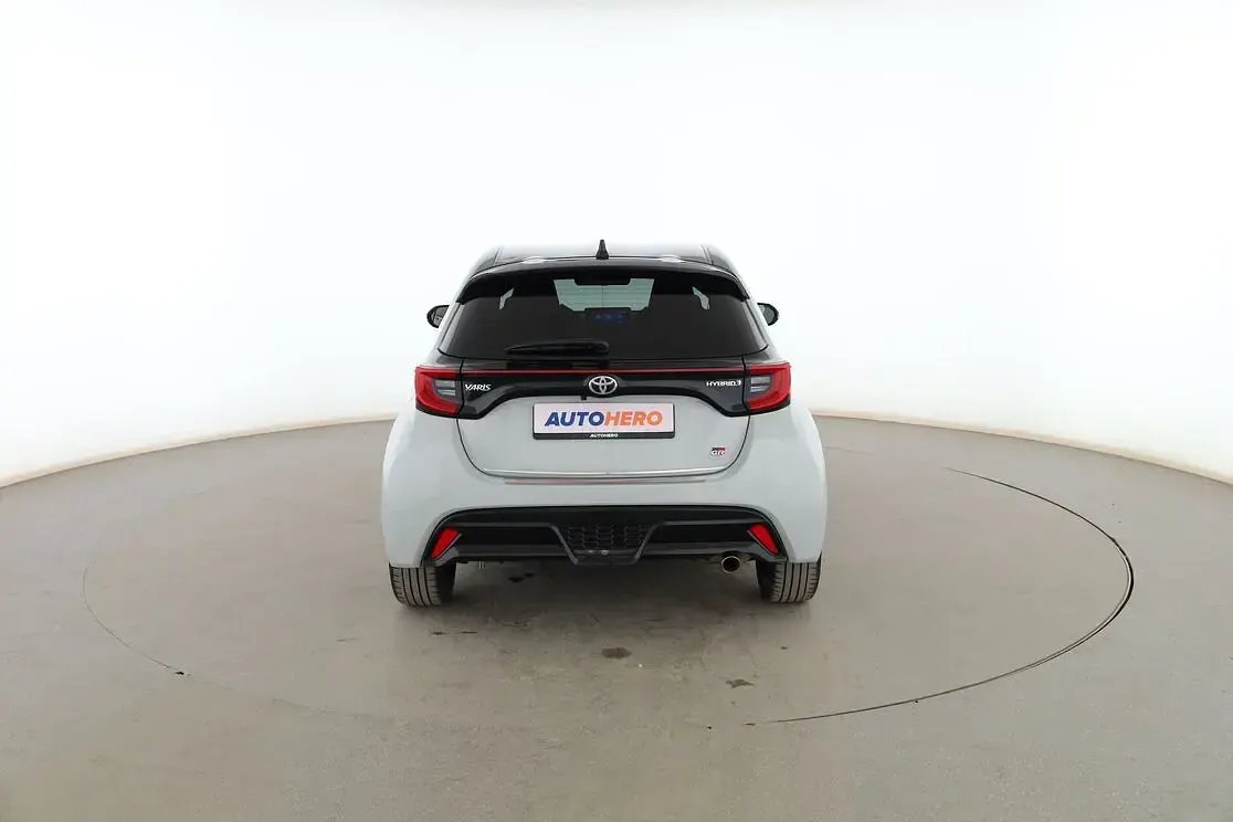 Usado Toyota Yaris Hybrid Sport 131 CV (96 kW) 2022 Gris Berlina