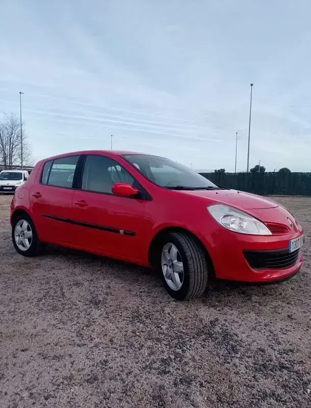 Usado Renault Clio Dynamique 86 CV (63 kW) 2006 Rojo Utilitario