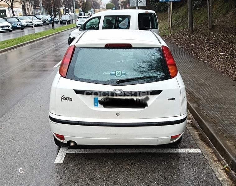 Usado Ford Focus Trend 90 CV (66 kW) 2004 Blanco Berlina