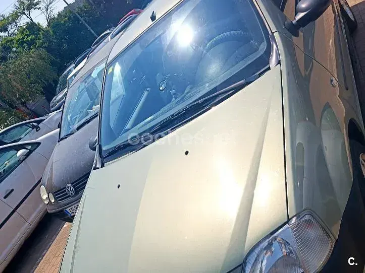 Usado Dacia Logan Lauréate 90 CV (66 kW) 2007 Beige Berlina