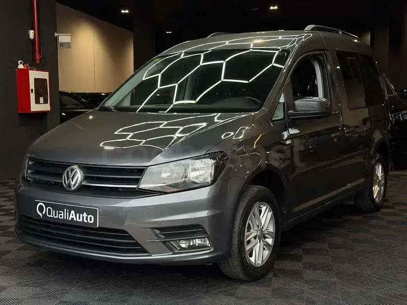 Usado VW Caddy Trendline 110 CV (80 kW) 2017 Gris / plata Monovolumen