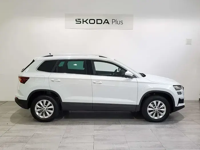 Usado Skoda Karoq Selection 115 CV (84 kW) 2024 Blanco SUV