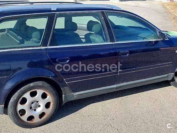 Usado Audi A6 150 CV (110 kW) 2002 Azul Familiar