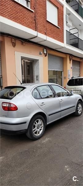 Usado Seat Leon Stella 90 CV (66 kW) 2003 Gris / plata Utilitario