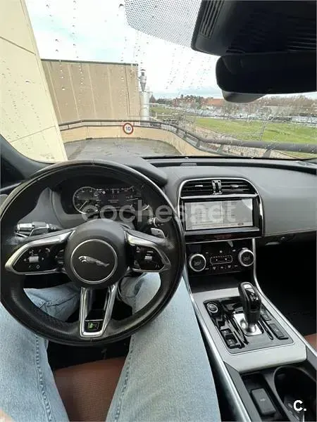 Usado Jaguar XE R-Dynamic 204 CV (150 kW) 2022 Negro Berlina
