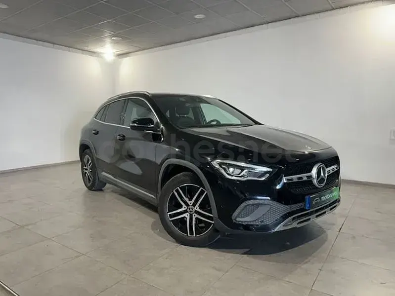 Käytetty Mercedes GLA180 136 HP (100 kW) 2022 Musta Katumaasturi