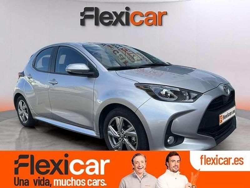 Gris Usado 2024 Toyota Yaris Hybrid Active Utilitario | 17.990 € (Super precio) - Imagen 1/4