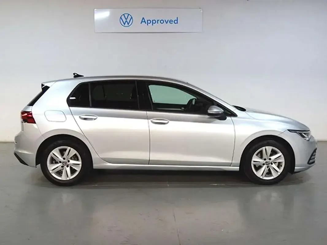Usado VW Golf VIII Life 116 CV (85 kW) 2021 Plateado Utilitario