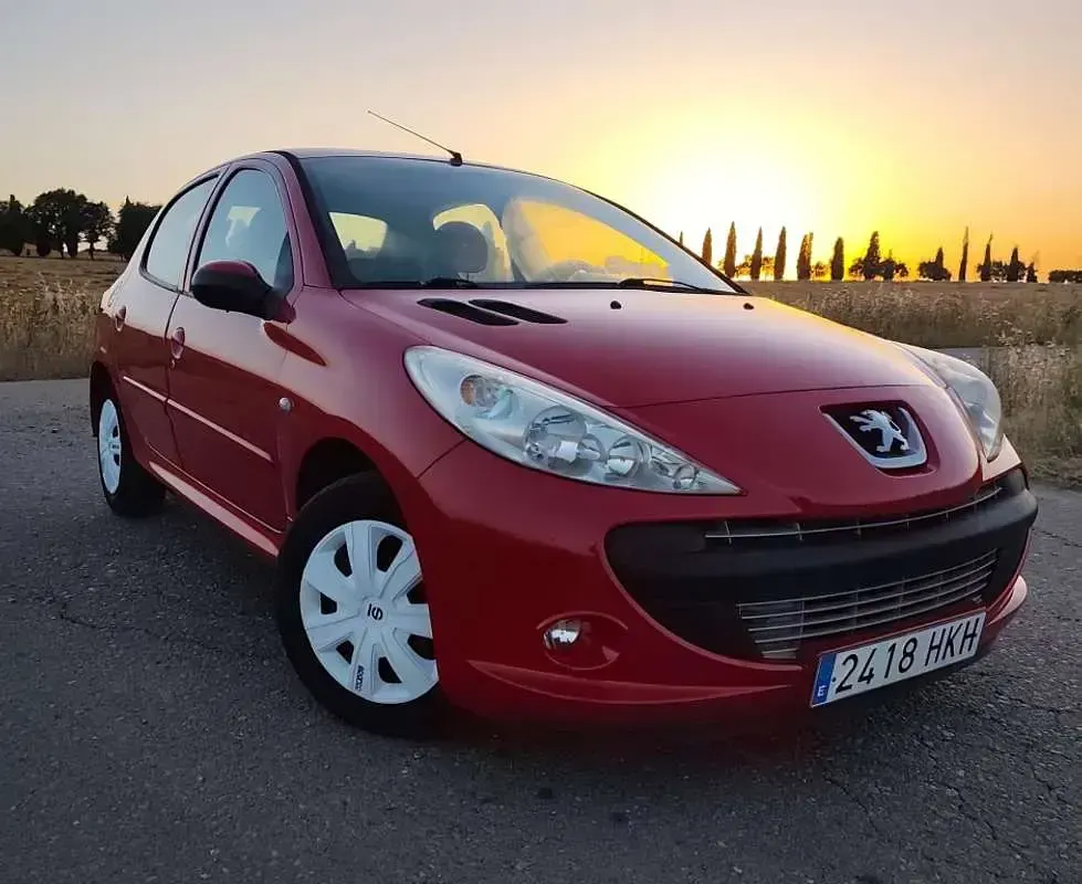 Usado Peugeot 206+ 70 CV (51 kW) 2012 Rojo Utilitario