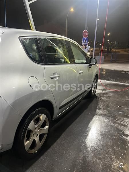 Usado Peugeot 3008 112 CV (82 kW) 2012 Gris / plata Familiar