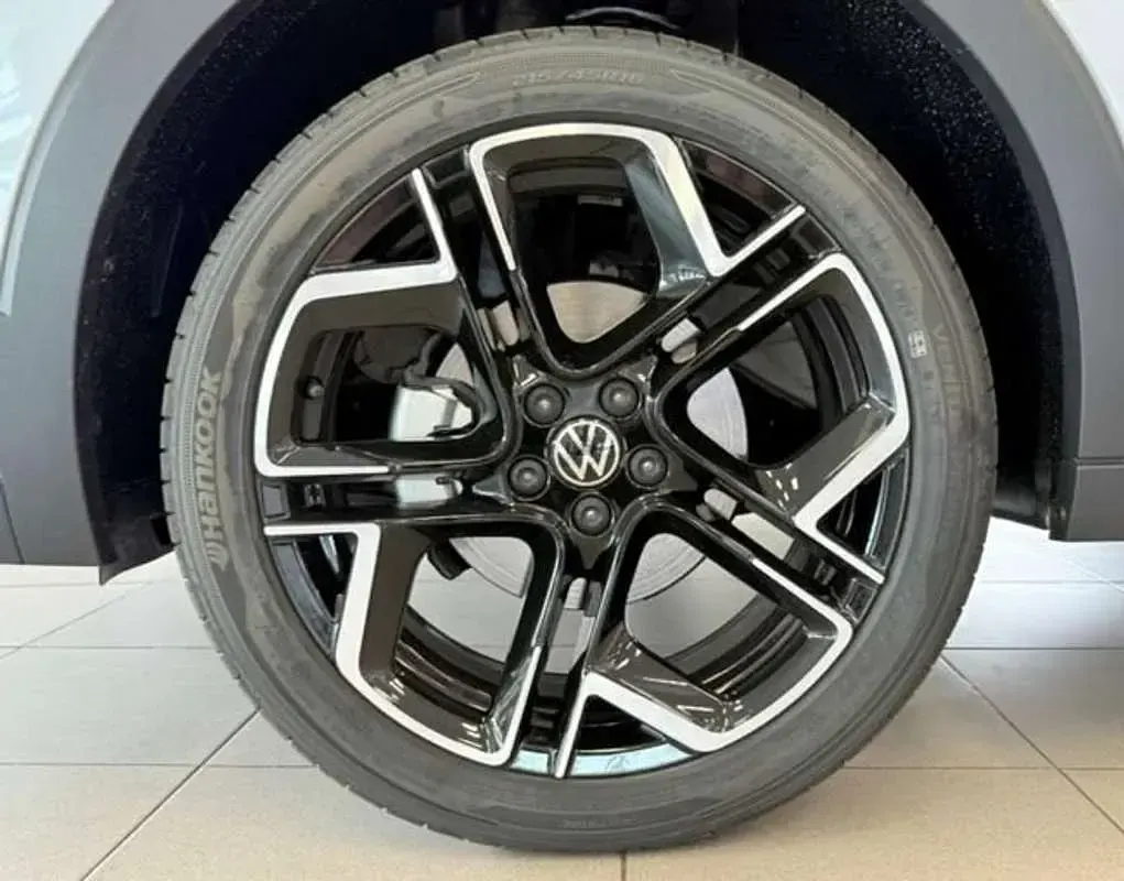 Usado VW T-Cross R-line 116 CV (85 kW) 2025 Plateado SUV