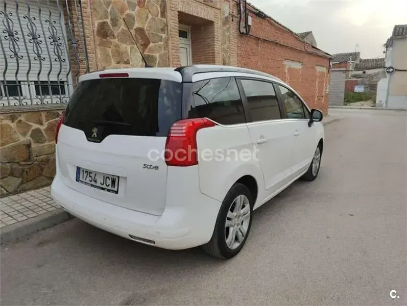 Usado Peugeot 5008 Style 120 CV (88 kW) 2015 Blanco Monovolumen