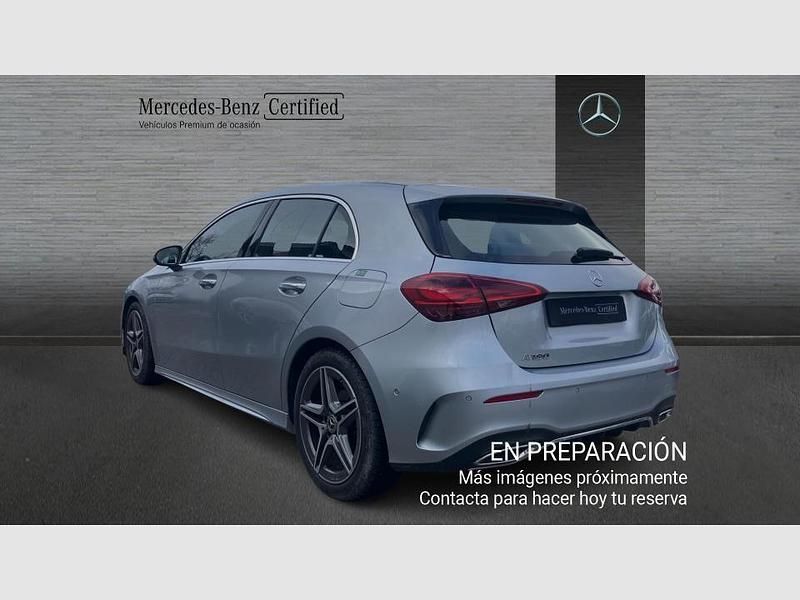 Usado Mercedes A180 136 CV (100 kW) 2025 Gris / plateado Berlina