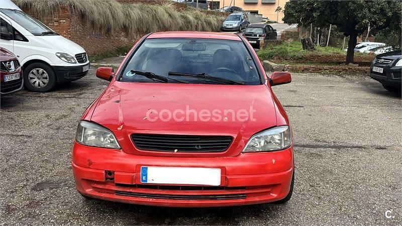 Usado Opel Astra Edition 100 CV (73 kW) 2004 Rojo Berlina