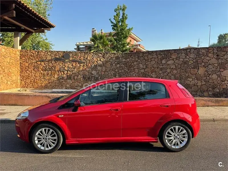 Usado Fiat Punto Dynamic 90 CV (66 kW) 2009 Rojo Utilitario
