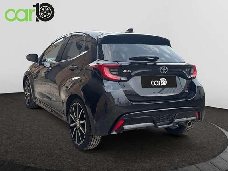 Usado Toyota Yaris Hybrid Sport 131 CV (96 kW) 2025 Negro Utilitario