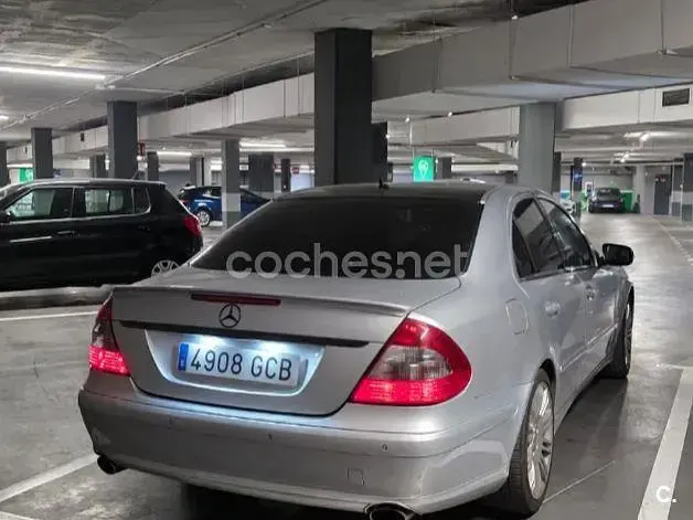 Usado Mercedes E220 Avantgarde 170 CV (125 kW) 2008 Gris / plata Berlina