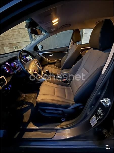 Usado Hyundai i30 110 CV (80 kW) 2016 Gris / plata Berlina