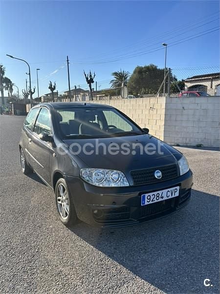 Usado Fiat Punto Dynamic 70 CV (51 kW) 2004 Negro Utilitario
