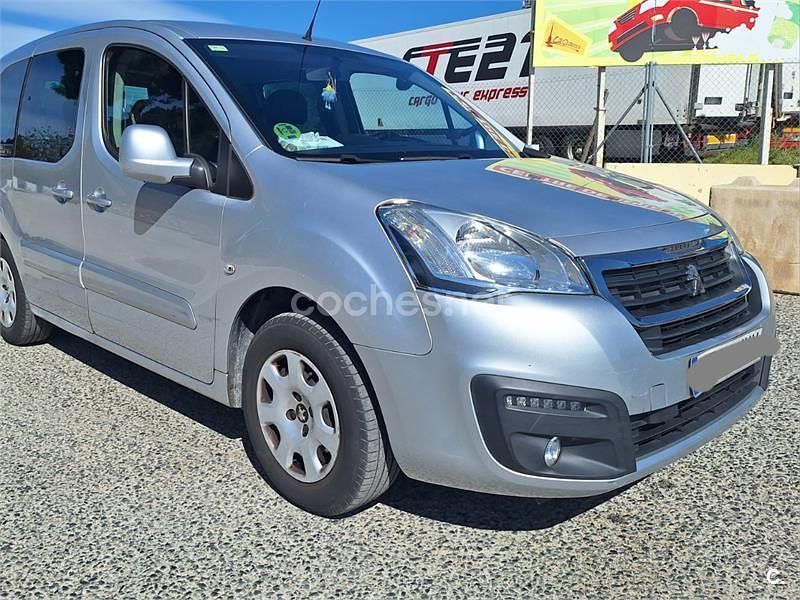 Usado Peugeot Partner Tepee Style 100 CV (73 kW) 2016 Gris / plata Monovolumen