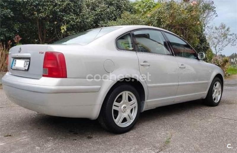 Usado VW Passat Highline 130 CV (95 kW) 1999 Gris / plata Berlina