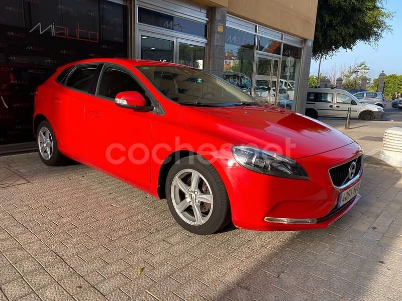 Usado Volvo V40 Inscription 120 CV (88 kW) 2017 Rojo Familiar