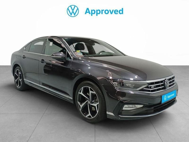 Gris / plata Usado 2020 VW Passat R-line Berlina | 25.490 € (Un poco caro) - Imagen 1/4