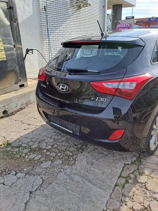 Usado Hyundai i30 GO! 100 CV (73 kW) 2015 Negro
