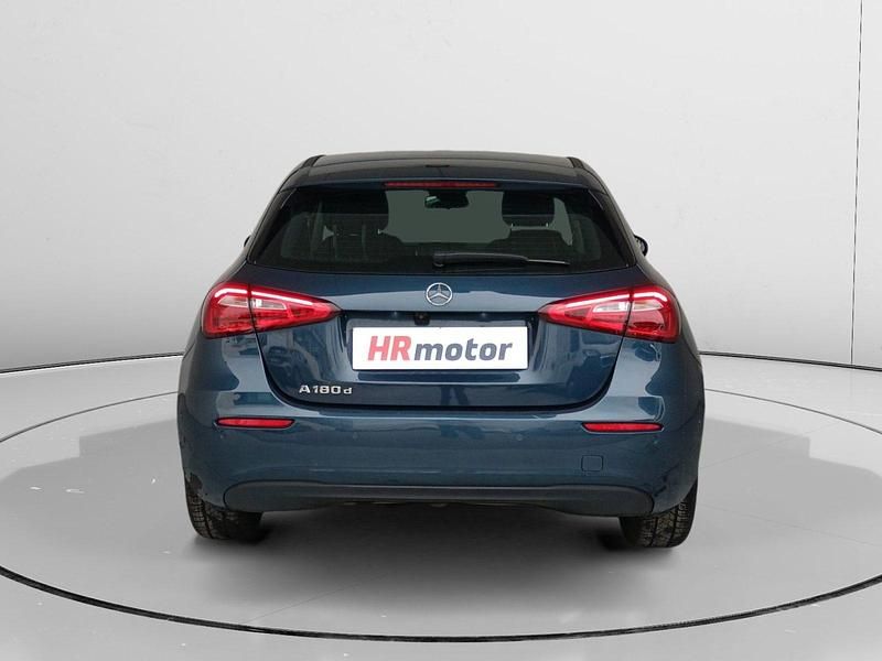 Käytetty Mercedes A180 116 HP (85 kW) 2022 Sininen Viistoperä