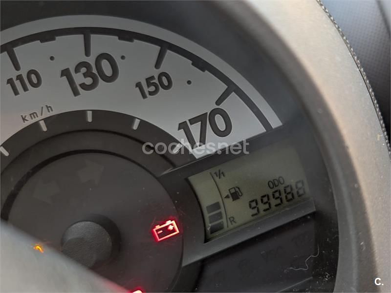 Usado Toyota Aygo 68 CV (50 kW) 2008 Gris / plata Utilitario