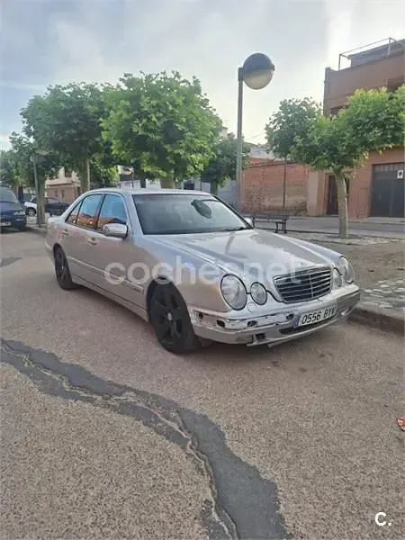 Usado Mercedes E220 Avantgarde 143 CV (105 kW) 2002 Gris / plata Berlina