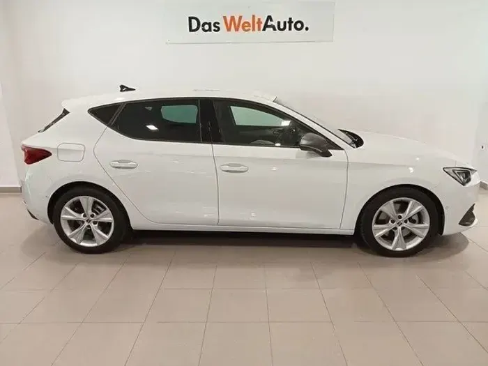Usado Seat Leon FR 116 CV (85 kW) 2025 Blanco Berlina